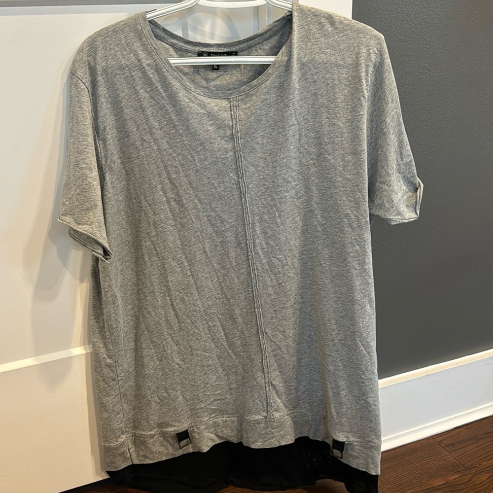 Ron Tomson. Men’s, gray, w/ black accents, short sleeve t-shirt.